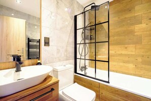 Shower, hair dryer, towels, shampoo - Curzon a family & Pet friendly house with Hot Tub (Conwy Principal Area)