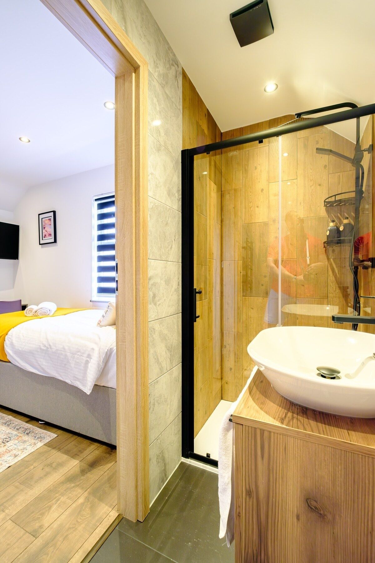 10 bedrooms, iron/ironing board, internet, bed sheets