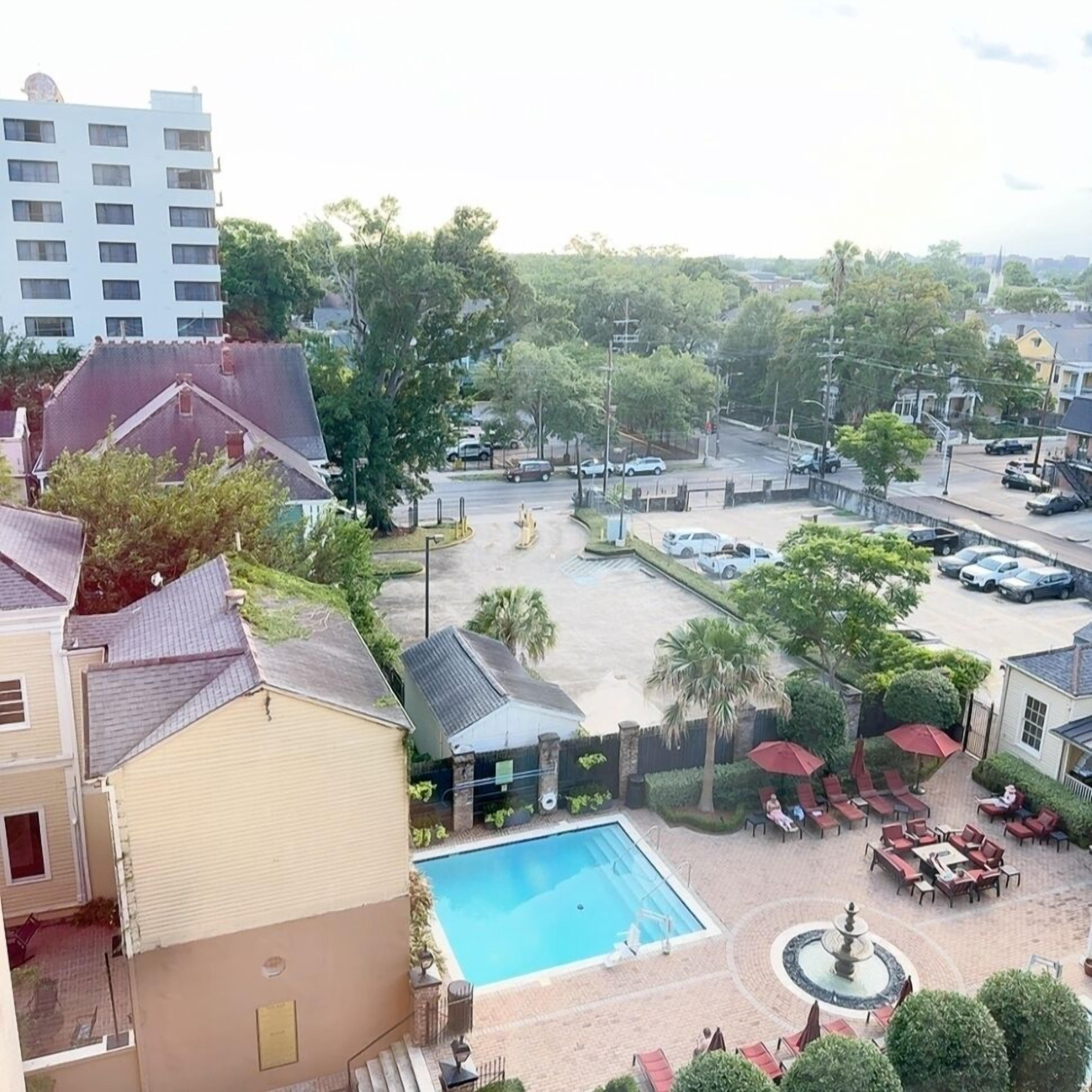 Un hôtel doté d’une piscine, d’un espace extérieur aménagé et d’un parking.