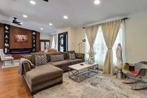 Televisión, chimenea y libros 