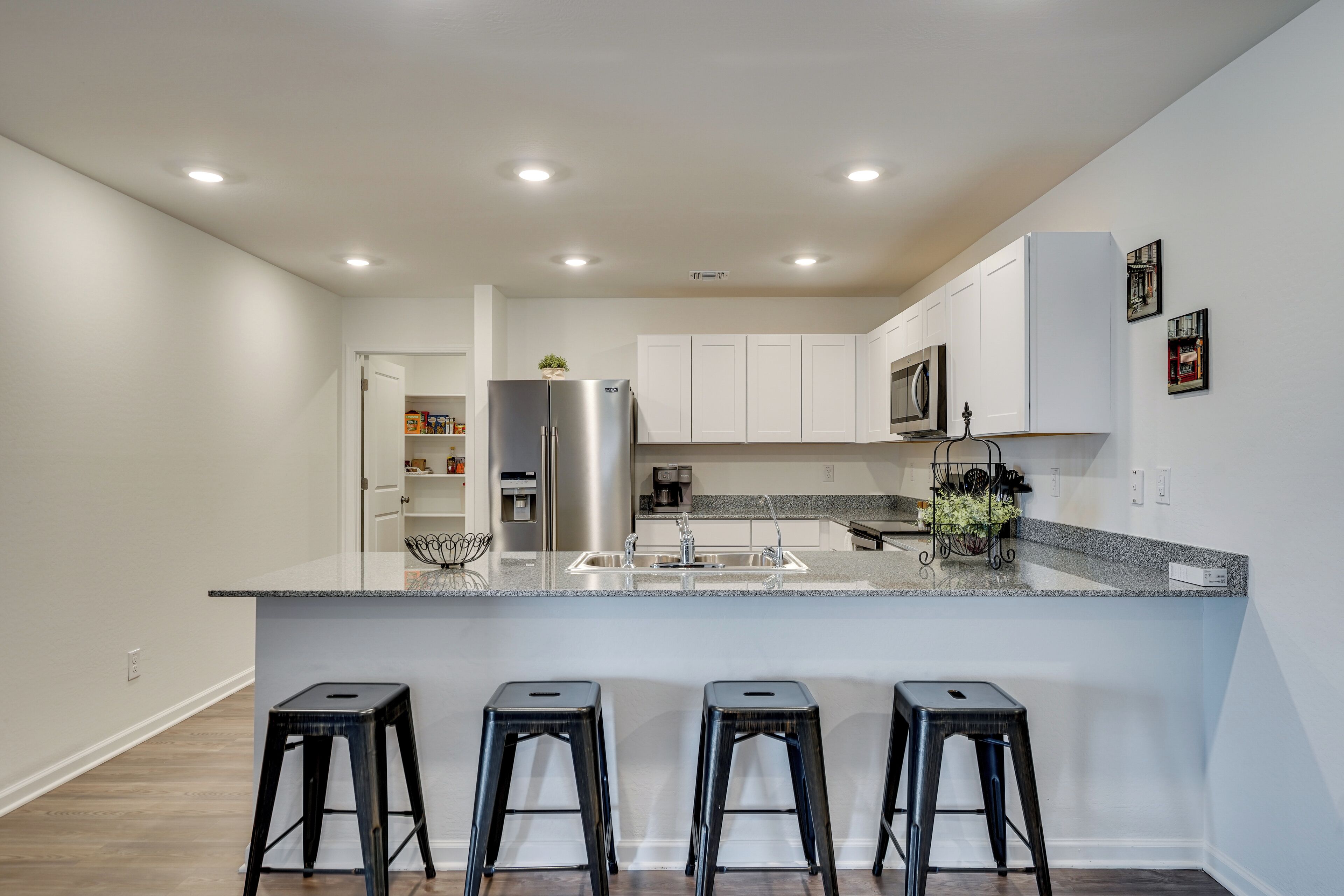 Kjøleskap, mikrobølgeovn, kokeplater og oppvaskmaskin