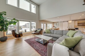 TV, fireplace, books, stereo - Bring the Family! Suburban Gem in Plainfield (Plainfield)