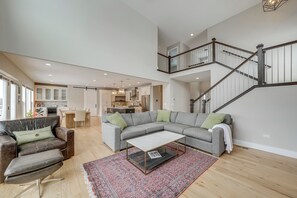 TV, fireplace, books, stereo - Bring the Family! Suburban Gem in Plainfield (Plainfield)