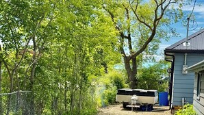 Ein Weg führt zu einem Haus mit einem eingezäunten Garten.