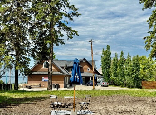  Charming 2-Bedroom Cabin at Alberta Beach