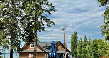 Charming 2-Bedroom Cabin at Alberta Beach