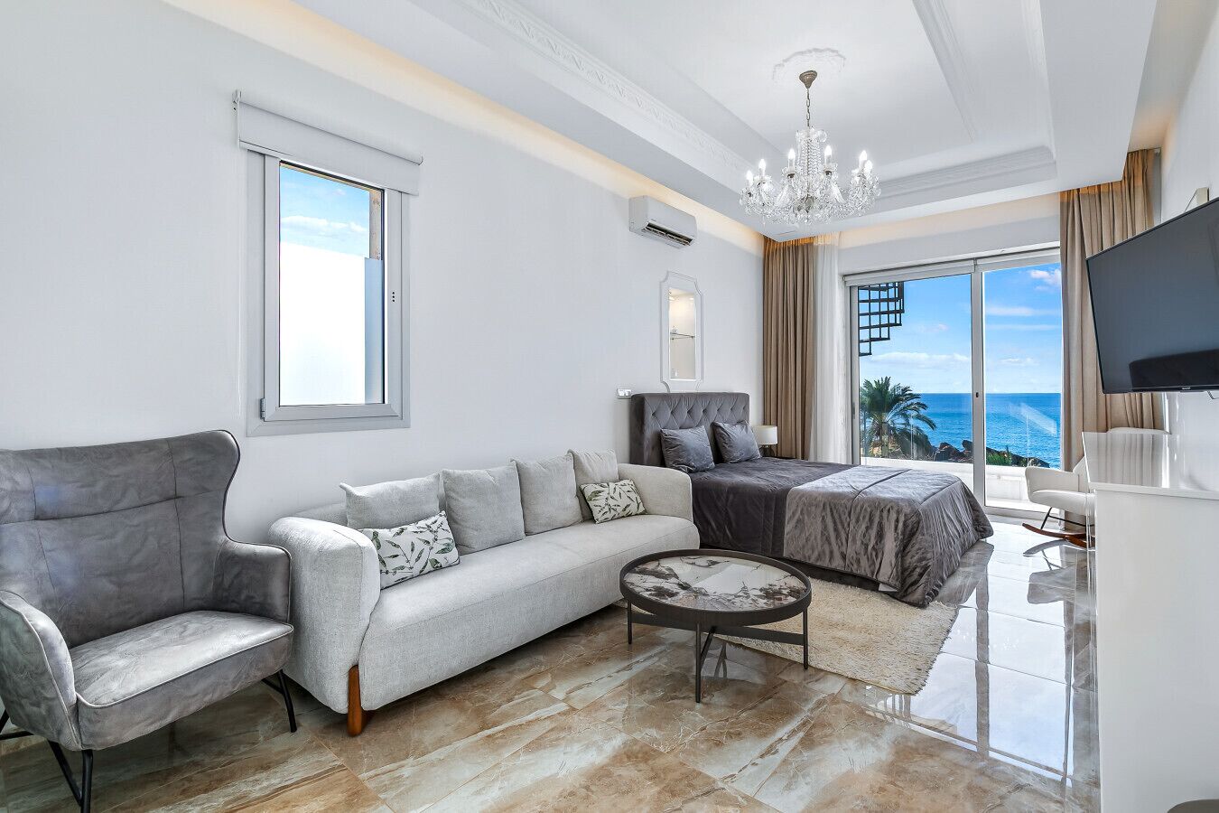 Tv, eldstad, kontor och datorskärmar