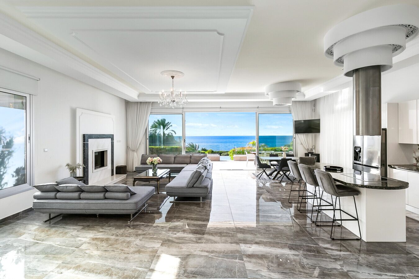 Tv, eldstad, kontor och datorskärmar