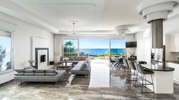 Tv, eldstad, kontor och datorskärmar