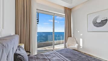 Desk, iron/ironing board, WiFi, bed sheets