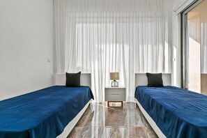 Työpöytä, silitysrauta/-lauta, Wi-Fi, vuodevaatteet