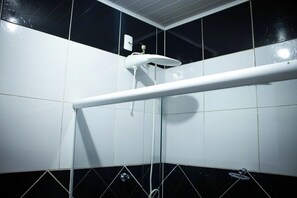 Chambre triple, vue sur le jardin | Salle de bain | Papier de toilette