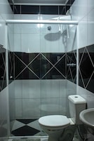 Quarto quádruplo, vista para o jardim | Banheiro | Papel higiênico