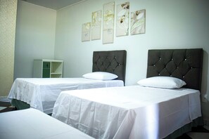 Habitación triple, vista al jardín | Wifi gratis 