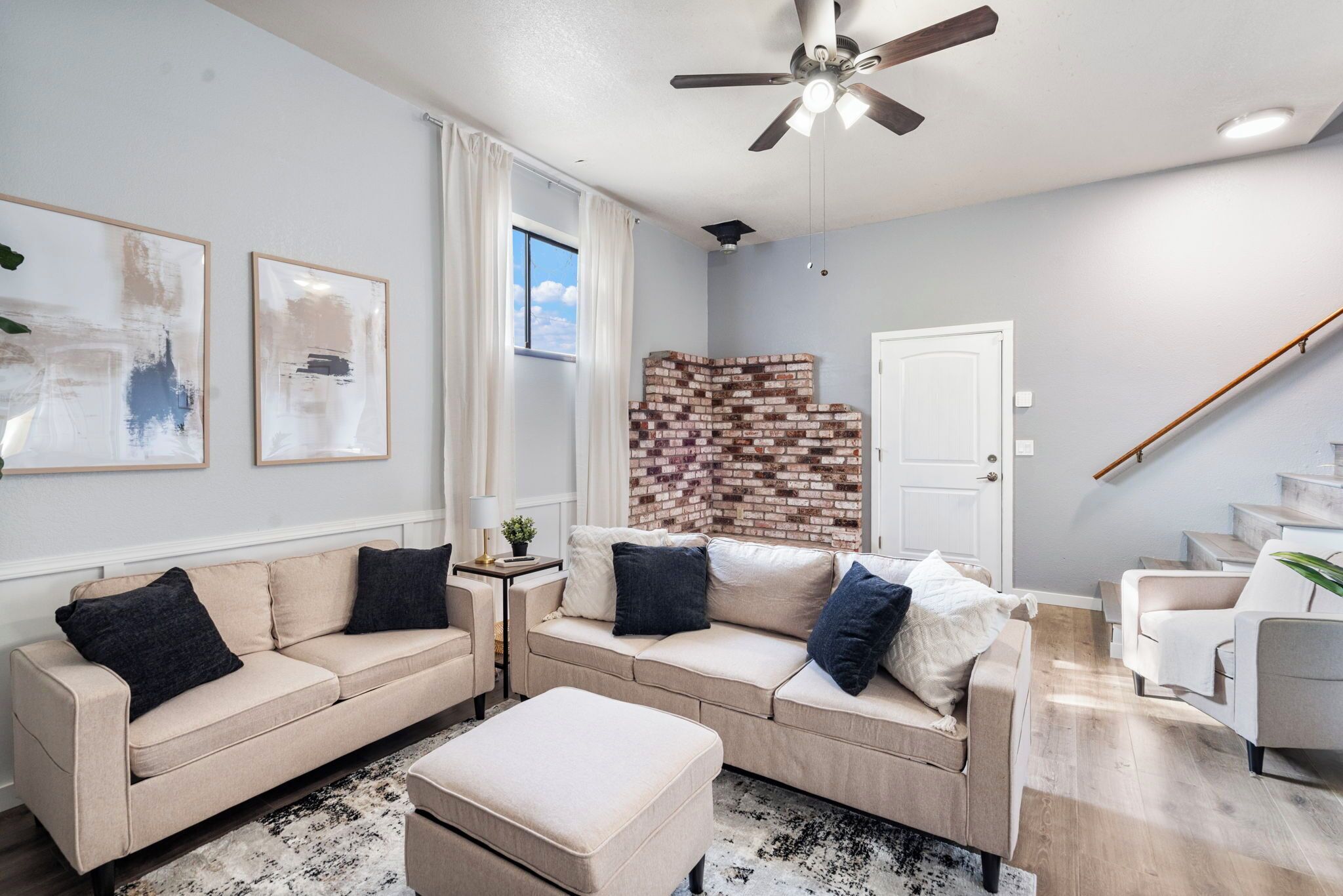 Televisor intel·ligent i llibres 