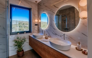 Shower - Amazing home in Sukosan with private swimming pool, can be inside or outside (Sukosan)