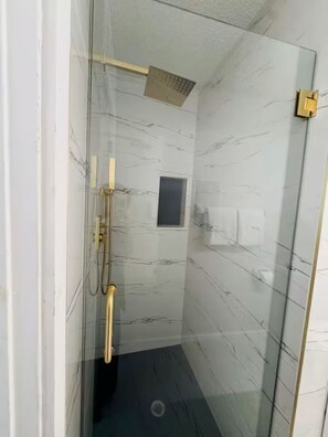 Dusche, Handtücher, Seife, Toilettenpapier