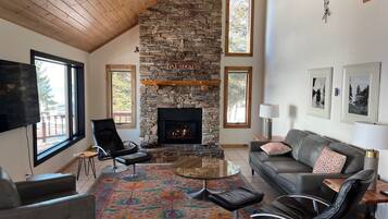 TV connectée, cheminée, livres