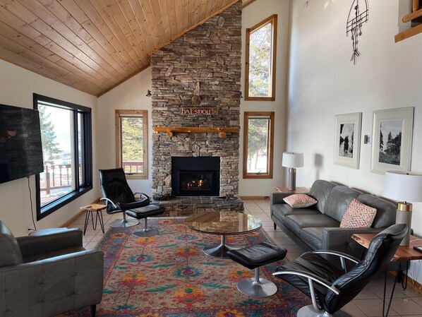 Älytelevisio, takka, kirjoja