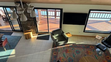Smart TV, fireplace, books
