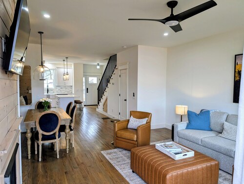 Modern & Stylish 2/2.5 Home Mainstreet Clayton!