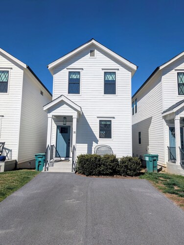 Modern & Stylish 2/2.5 Home Mainstreet Clayton!