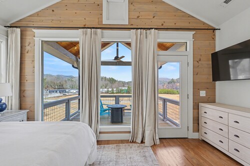 Modern & Stylish 2/2.5 Home Mainstreet Clayton!