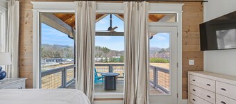 Modern & Stylish 2/2.5 Home Mainstreet Clayton!