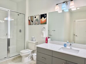 Douche, sèche-cheveux, serviettes fournies, shampoing