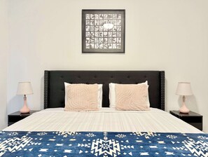 Tabla de planchar con plancha, wifi y ropa de cama 