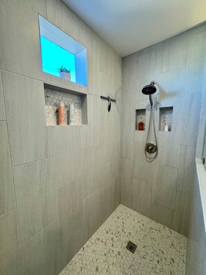 Secador de pelo, toallas, jabón, papel higiénico