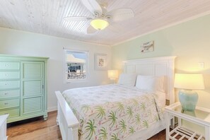 2 bedrooms, WiFi, bed sheets - Bluewater Bungalow  Open Water Views & Private Pool Retreat (Marathon)