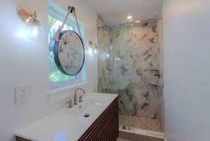 Hair dryer, towels, soap, shampoo - Beach House 5BR/5BA, 1/2 mile to Sombrero Beach, Pool & 75ft Dockage, Newly Renovated (Marathon)