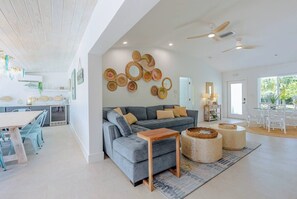 TV, DVD player - Beach House 5BR/5BA, 1/2 mile to Sombrero Beach, Pool & 75ft Dockage, Newly Renovated (Marathon)
