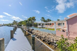 Terrace/patio - Beach House 5BR/5BA, 1/2 mile to Sombrero Beach, Pool & 75ft Dockage, Newly Renovated (Marathon)