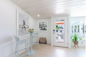 Dining - Beach House 5BR/5BA, 1/2 mile to Sombrero Beach, Pool & 75ft Dockage, Newly Renovated (Marathon)
