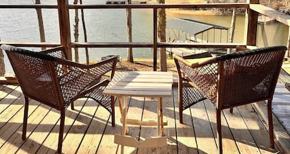 Private Cove Lake House: Family-Friendly, Kayaks, Dock & Firepits