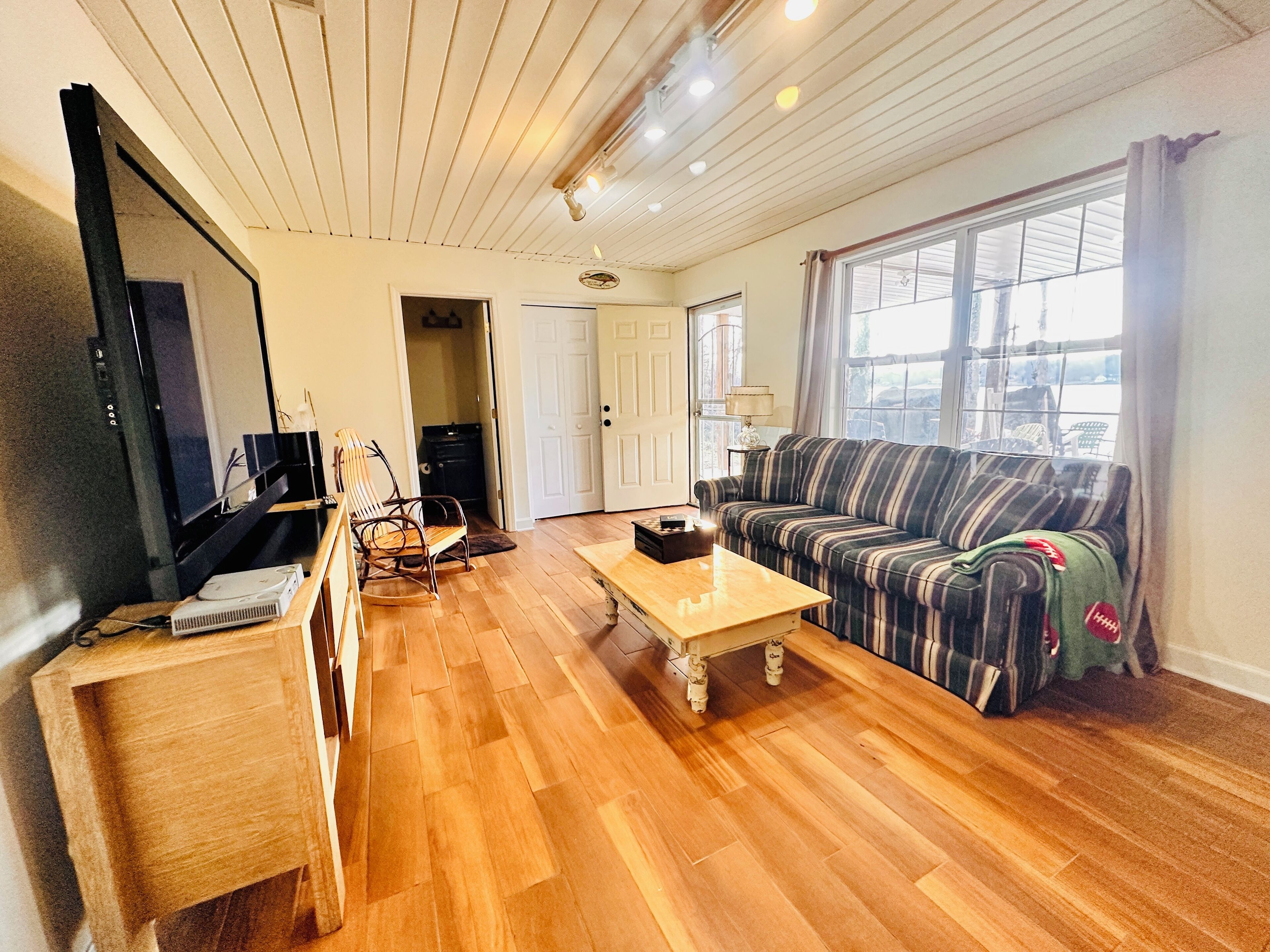 Smart TV, fireplace, video games, books