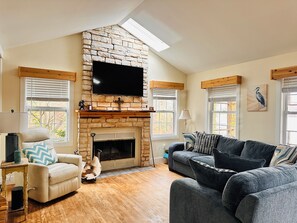 Living area - Private Cove Lake House: Family-Friendly, Kayaks, Dock & Firepits (Abbeville)