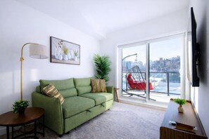 TV, stereo - Executive Suite| Downtown Skyline View| UG Parking (Calgary)