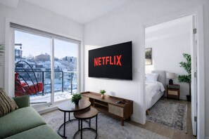 Desk, iron/ironing board, WiFi, bed sheets - Executive Suite| Downtown Skyline View| UG Parking (Calgary)