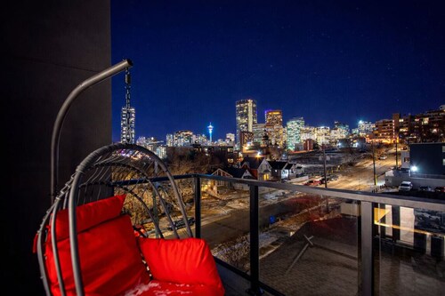 Executive Suite| Downtown Skyline View| UG Parking