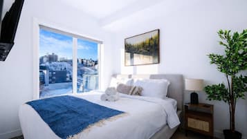Desk, iron/ironing board, WiFi, bed sheets