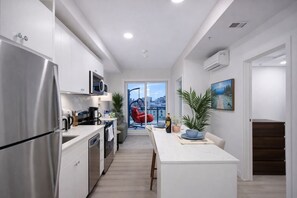 Fridge, microwave, oven, dishwasher - Executive Suite| Downtown Skyline View| UG Parking (Calgary)