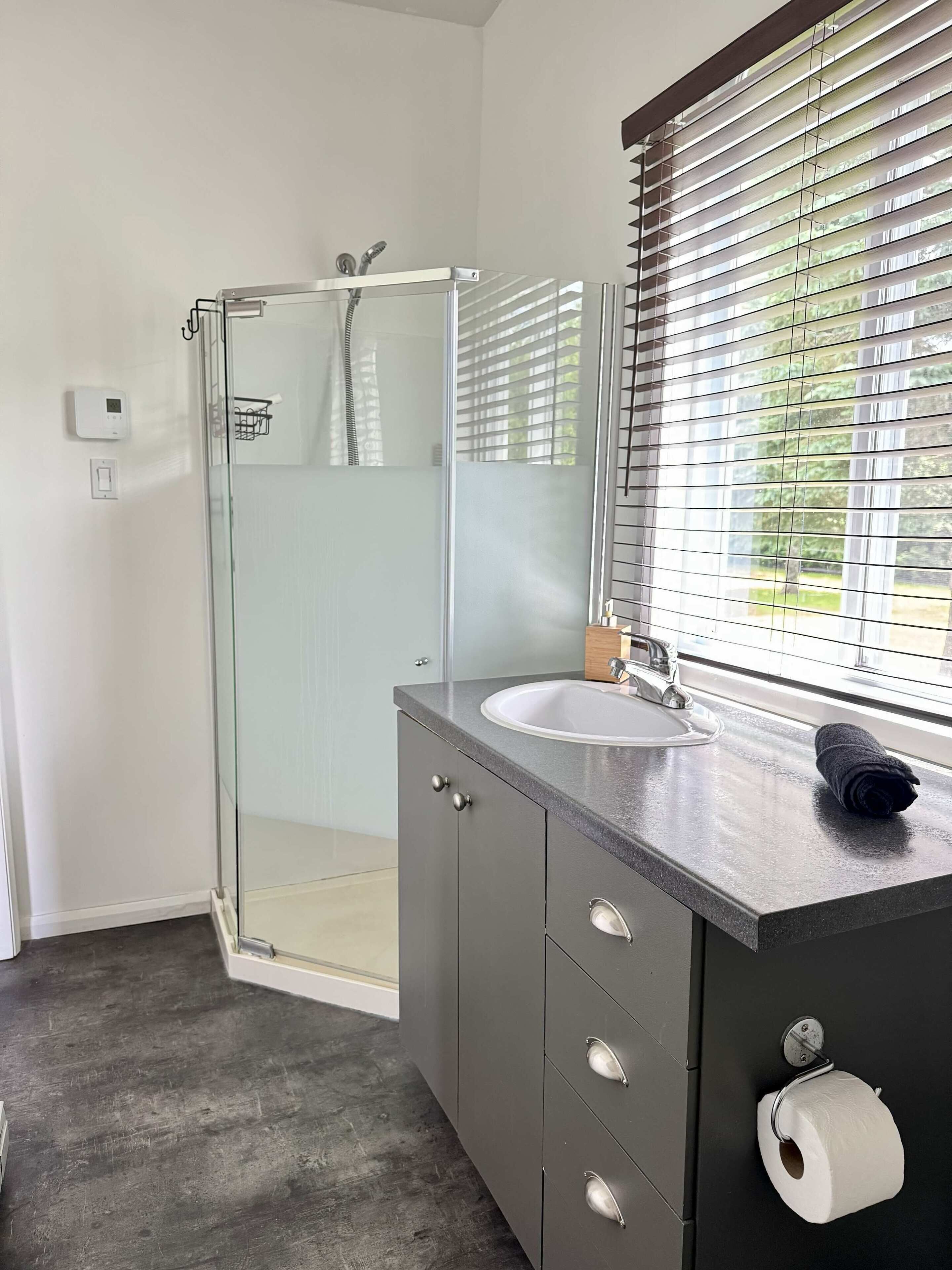 Douche, séchoir à cheveux, serviettes fournies