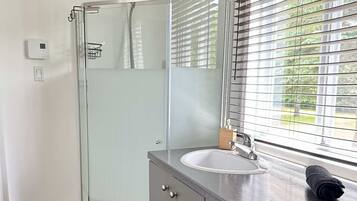 Douche, séchoir à cheveux, serviettes fournies