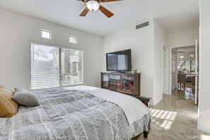 2 bedrooms, iron/ironing board, Internet, bed sheets - Snowbird Escape w/ Pool! 4 Mi to Kierland Commons (Scottsdale)