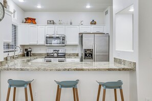 Frigorífico, microondas, placa de cocina y lavavajillas