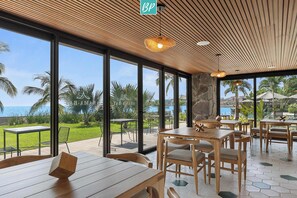 Dining - Stylish Beachfront 2BR w Pool & Rooftop: Arama Bay 102 (Bucerías)