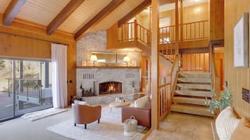 Chimenea y libros